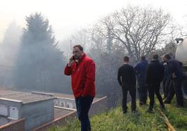 Barbón, telefoneando durante su presencia en el operativo contra el fuego.