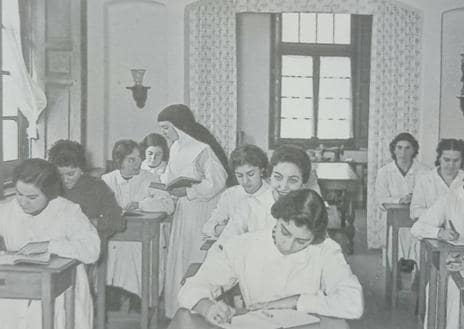 Imagen secundaria 1 - Foto 1: imagen de la Escuela del Hogar; foto 2: una clase con alumnas, durante los primeros años; foto 3: el edificio de las Dominicas, tras la Guerra Civil.