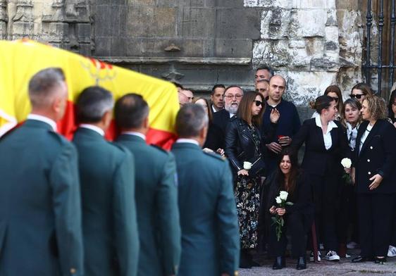 Mercedes González abraza a un compañero de Dámaso Guillén intensamente emocionado, en El Rubín.