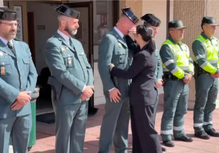 Mercedes González abraza a un compañero de Dámaso Guillén intensamente emocionado, en El Rubín.