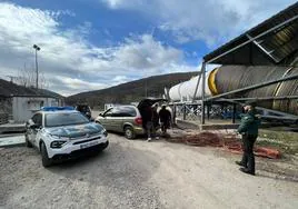 Los agentes, custodiando los 250 kilos de cable que los sospechosos trataron de sustraer en la vertiente leonesa de la variante.