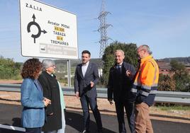 La alcaldesa y demás autoridades, durante la visita a la zona.