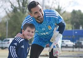 Tomeu con un joven aficionado azul.