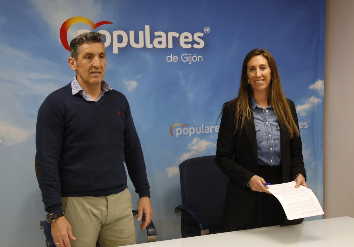 La candidata del PP, Ángela Pumariega, junto al número dos de la lista, Jorge Pañeda.