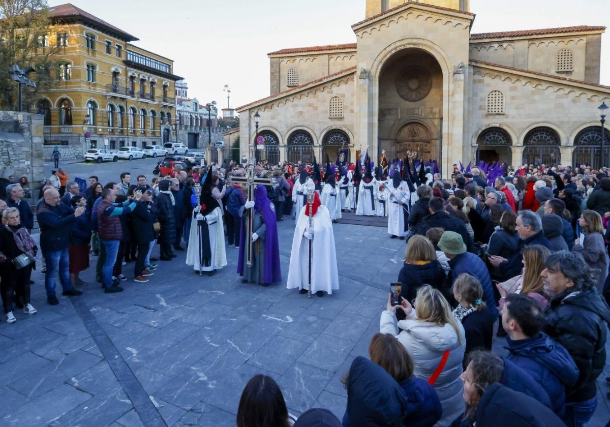 Salida de la iglesia de San Pedro de la procesión del Silencio