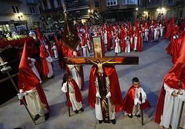 Disposición La cruz encabezó la procesión que, desde Rivero, llegó a Camposagrado.