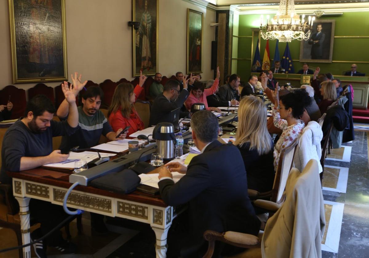 Unas de las votaciones que se celebró ayer en el Pleno, que se alargó durante ocho horas.