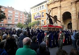 Fervor en Oviedo al paso del Nazareno