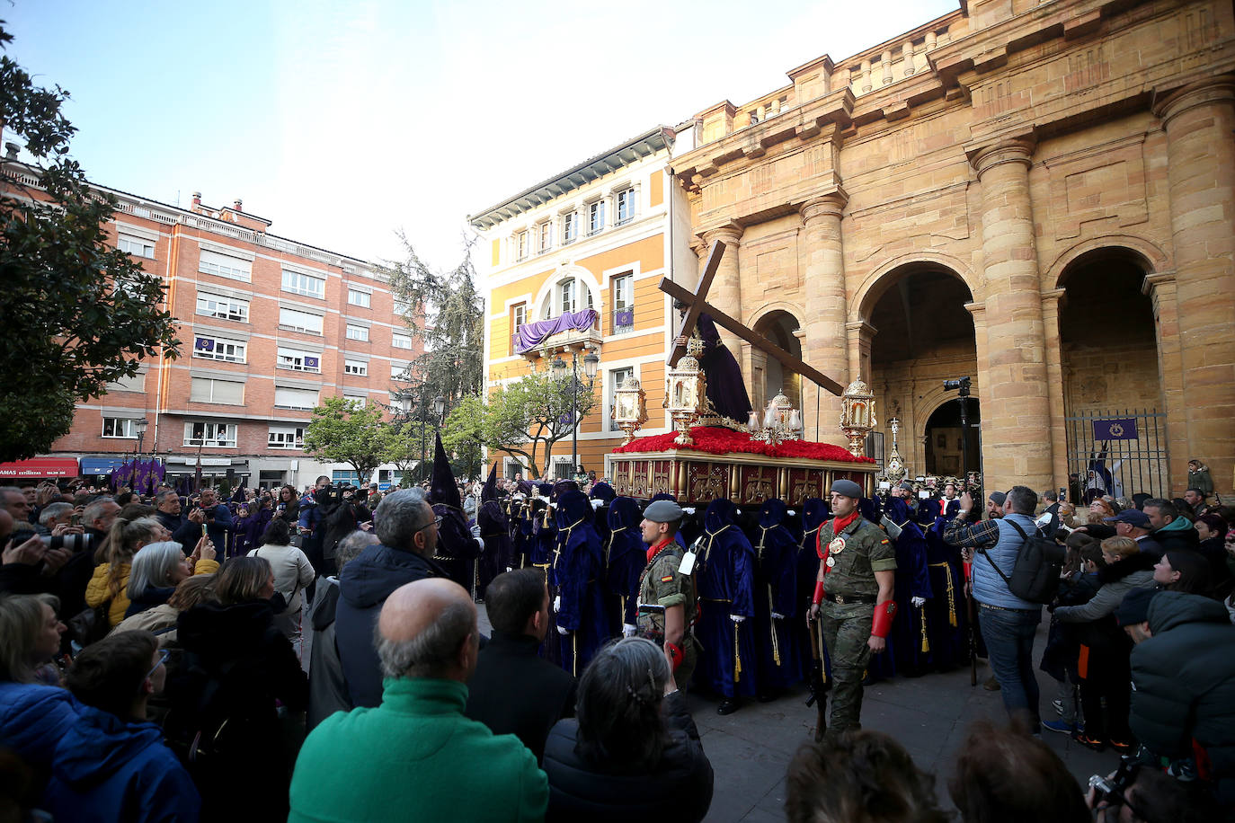 Fervor en Oviedo al paso del Nazareno