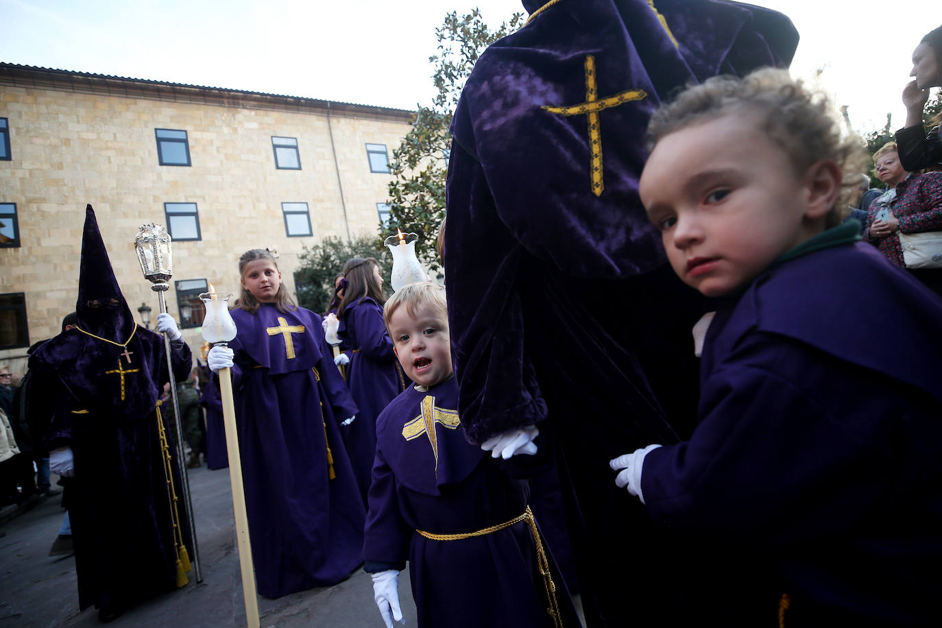 Fervor en Oviedo al paso del Nazareno