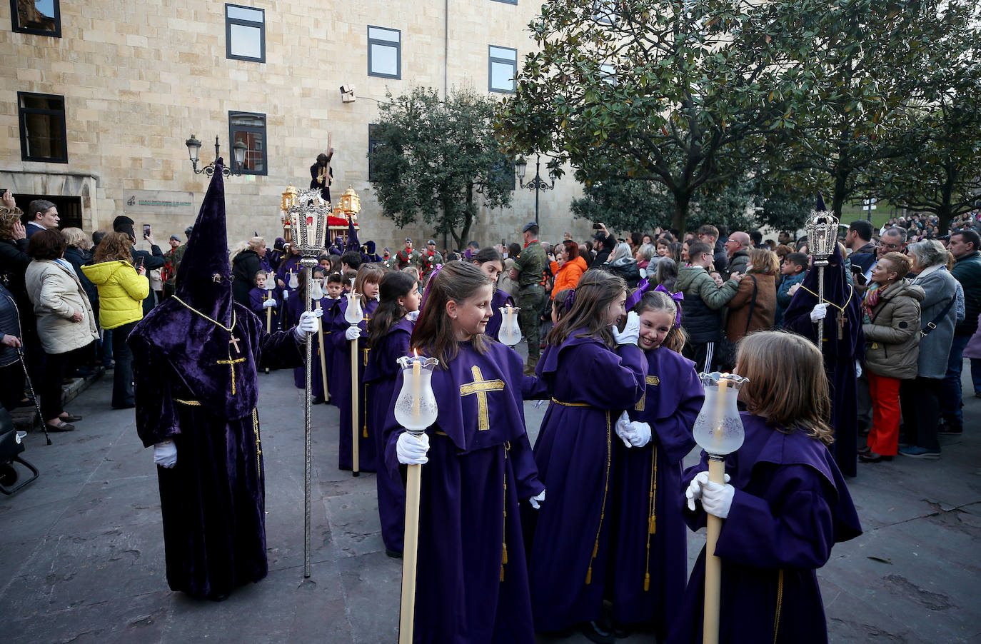 Fervor en Oviedo al paso del Nazareno