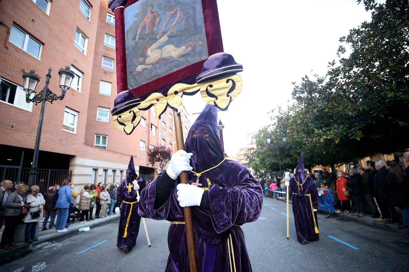 Fervor en Oviedo al paso del Nazareno