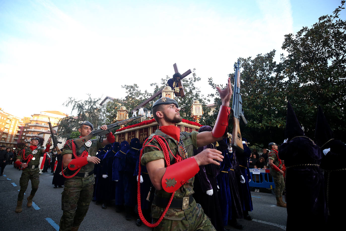 Fervor en Oviedo al paso del Nazareno