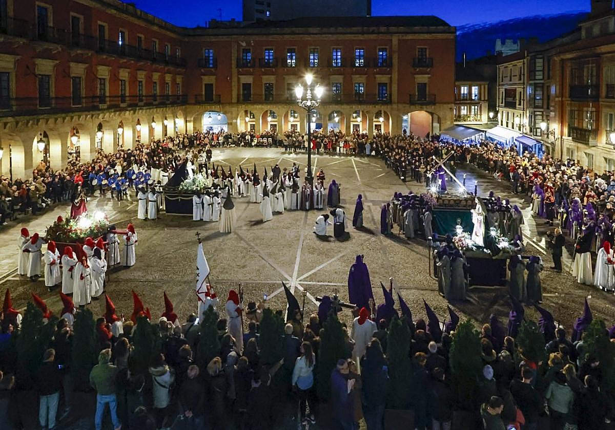 Encuentro de los pasos de La Verónica, El Nazareno, la Virgen de la Dolorosa y San Juan Evangelista en una plaza Mayor con amplia presencia de público.