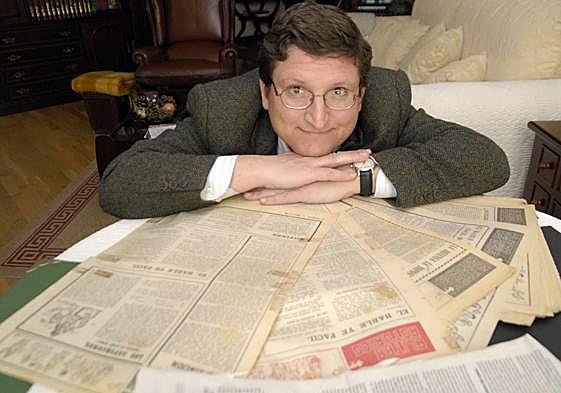 El filólogu Ramón d'Andrés, primer responsable d'Alitar, con parte de la so colección d'exemplares.