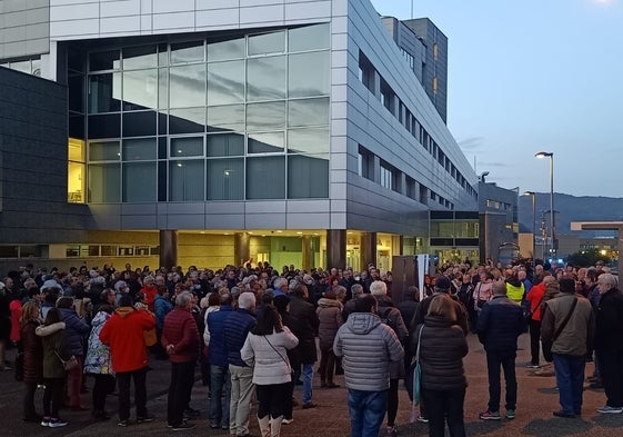 Protesta de medio millar de personas ante el Álvarez-Buylla el pasado mes de enero.