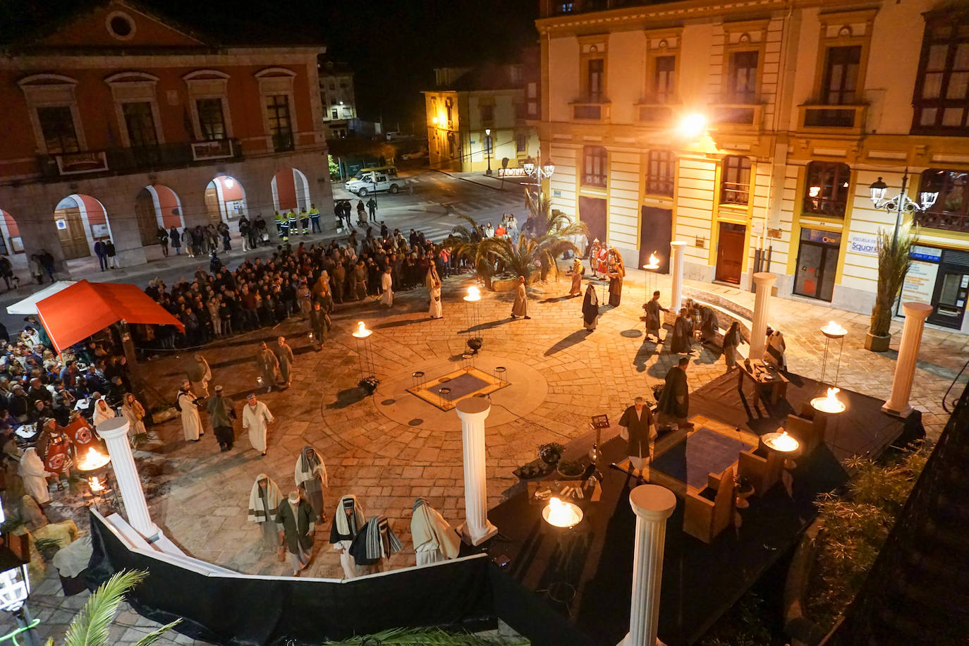 El Vía Crucis viviente crece y emociona en Infiesto