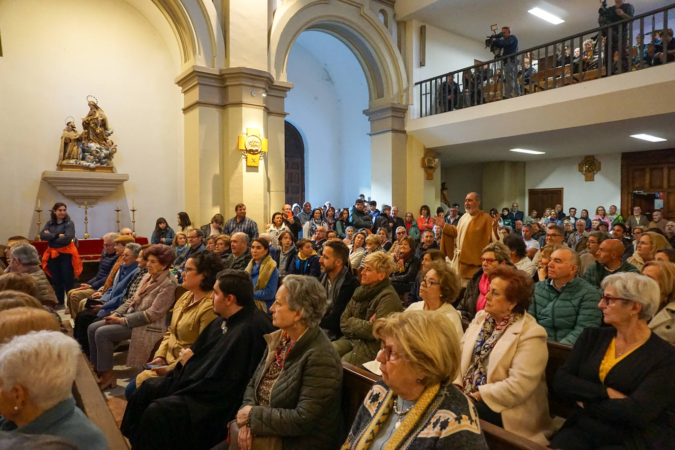 El Vía Crucis viviente crece y emociona en Infiesto