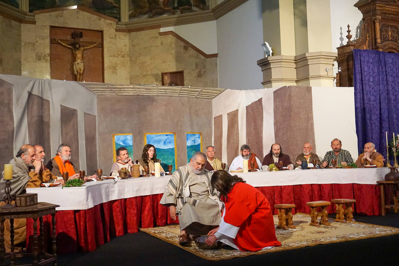 El Vía Crucis viviente crece y emociona en Infiesto