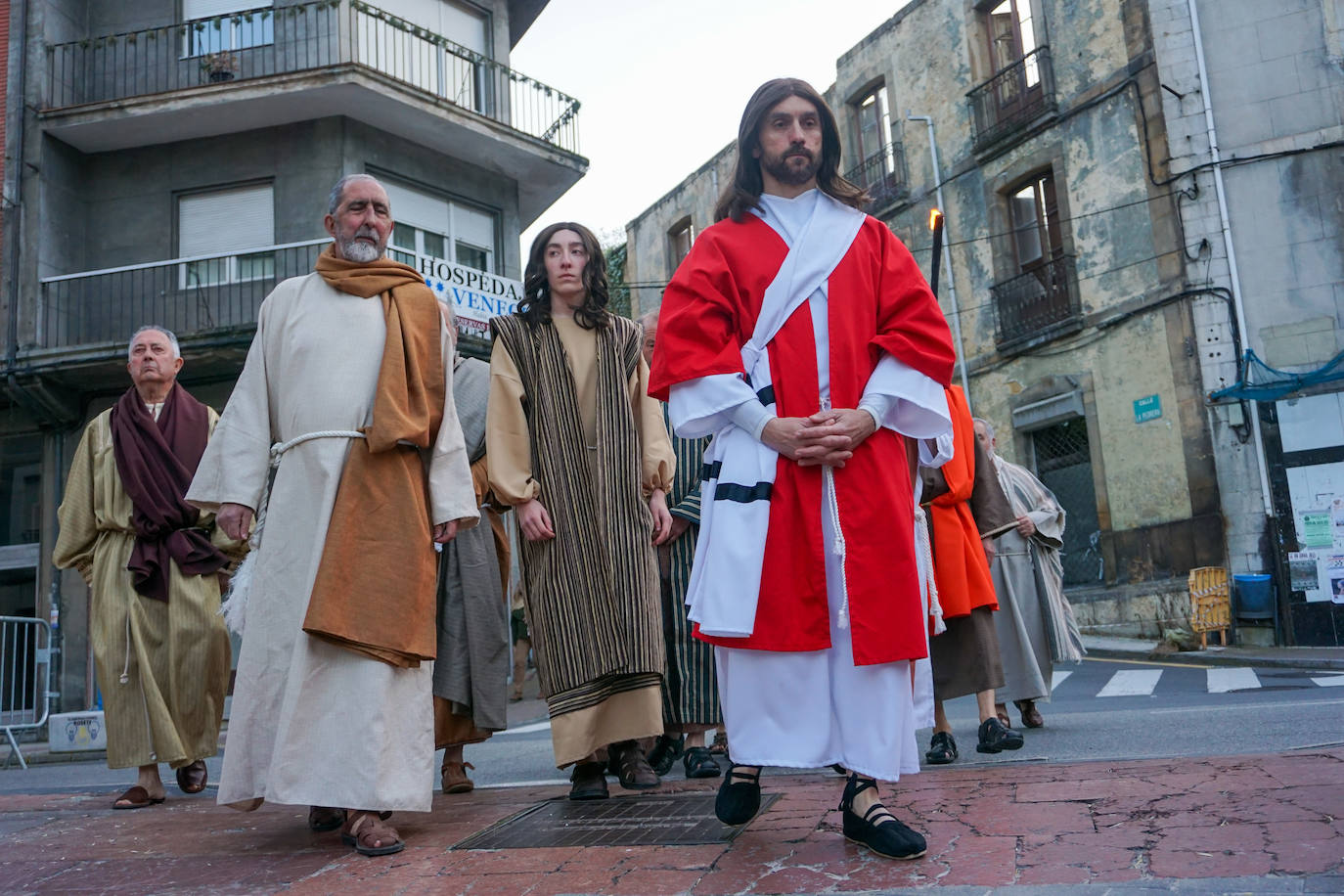 El Vía Crucis viviente crece y emociona en Infiesto