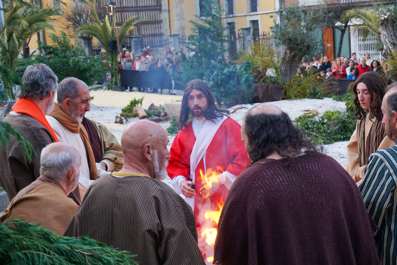 El Vía Crucis viviente crece y emociona en Infiesto