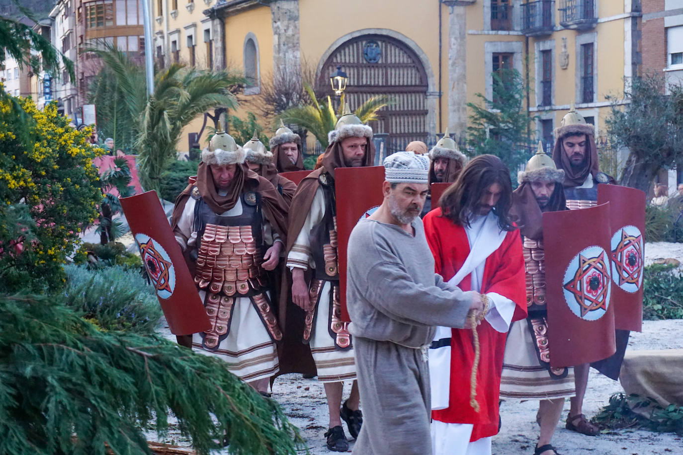 El Vía Crucis viviente crece y emociona en Infiesto
