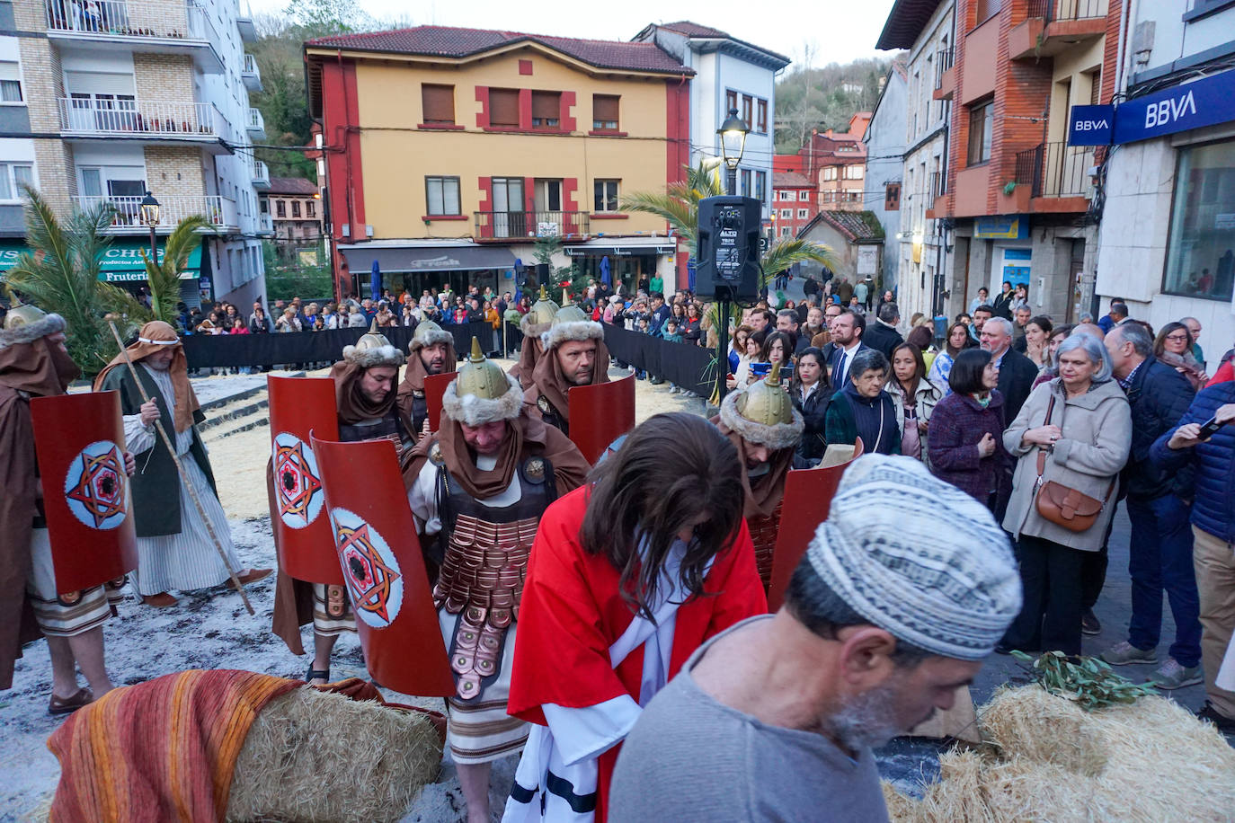 El Vía Crucis viviente crece y emociona en Infiesto