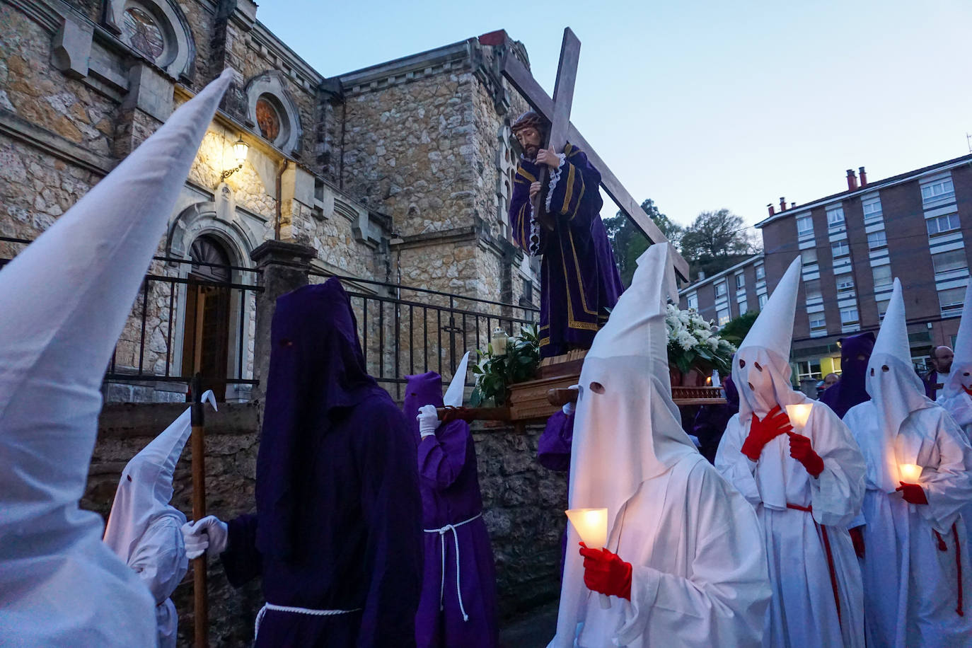 El Vía Crucis viviente crece y emociona en Infiesto