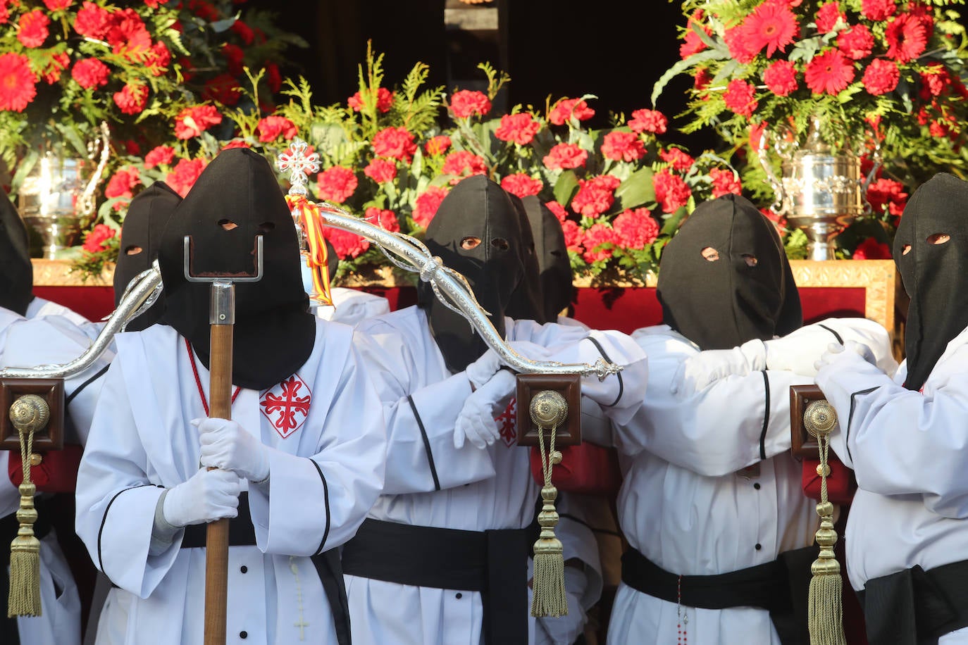 Los gastadores dan realce a un multitudinario Vía Crucis