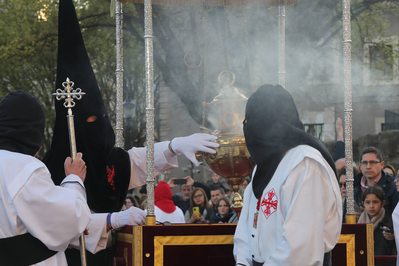 Los gastadores dan realce a un multitudinario Vía Crucis