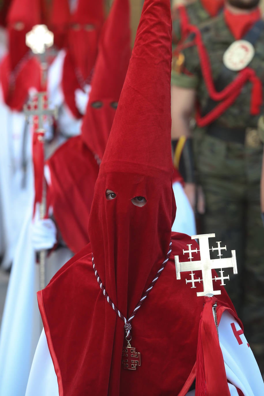 Los gastadores dan realce a un multitudinario Vía Crucis