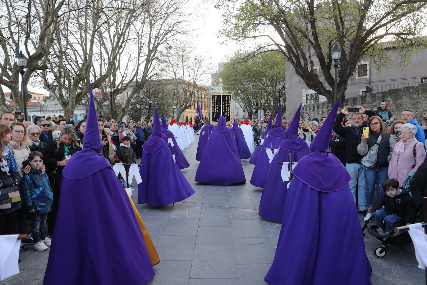 Los gastadores dan realce a un multitudinario Vía Crucis