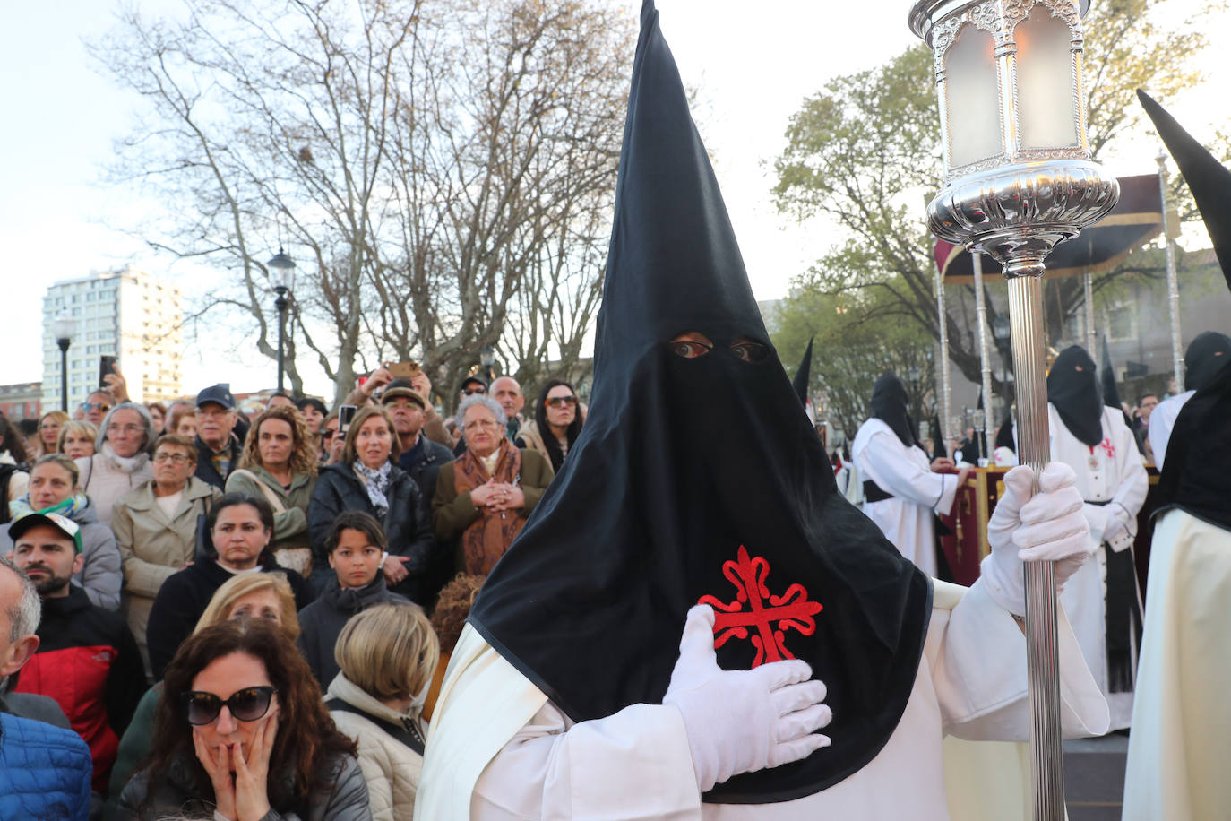 Los gastadores dan realce a un multitudinario Vía Crucis