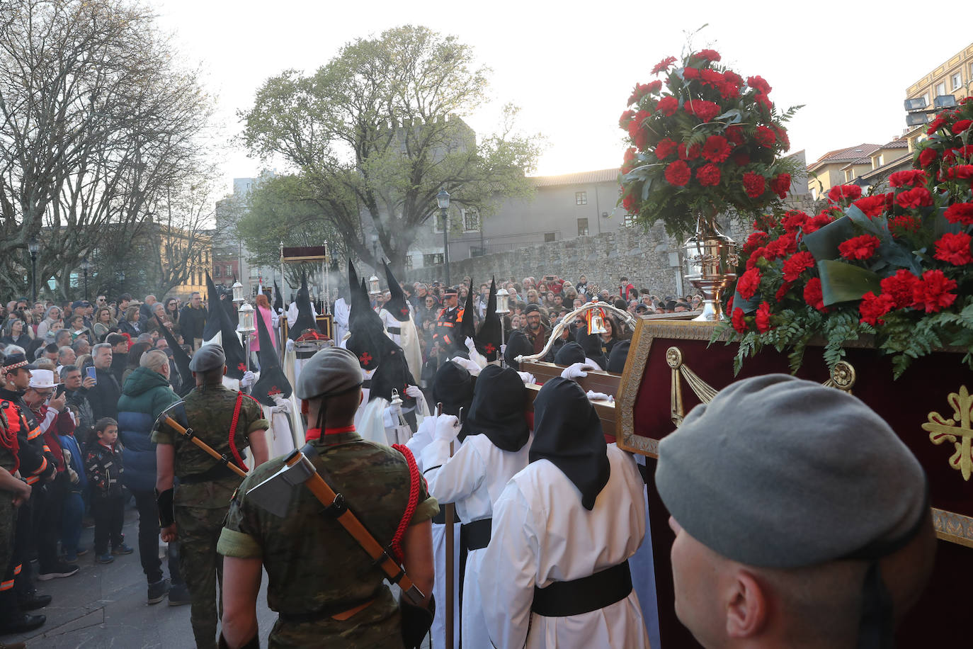 Los gastadores dan realce a un multitudinario Vía Crucis