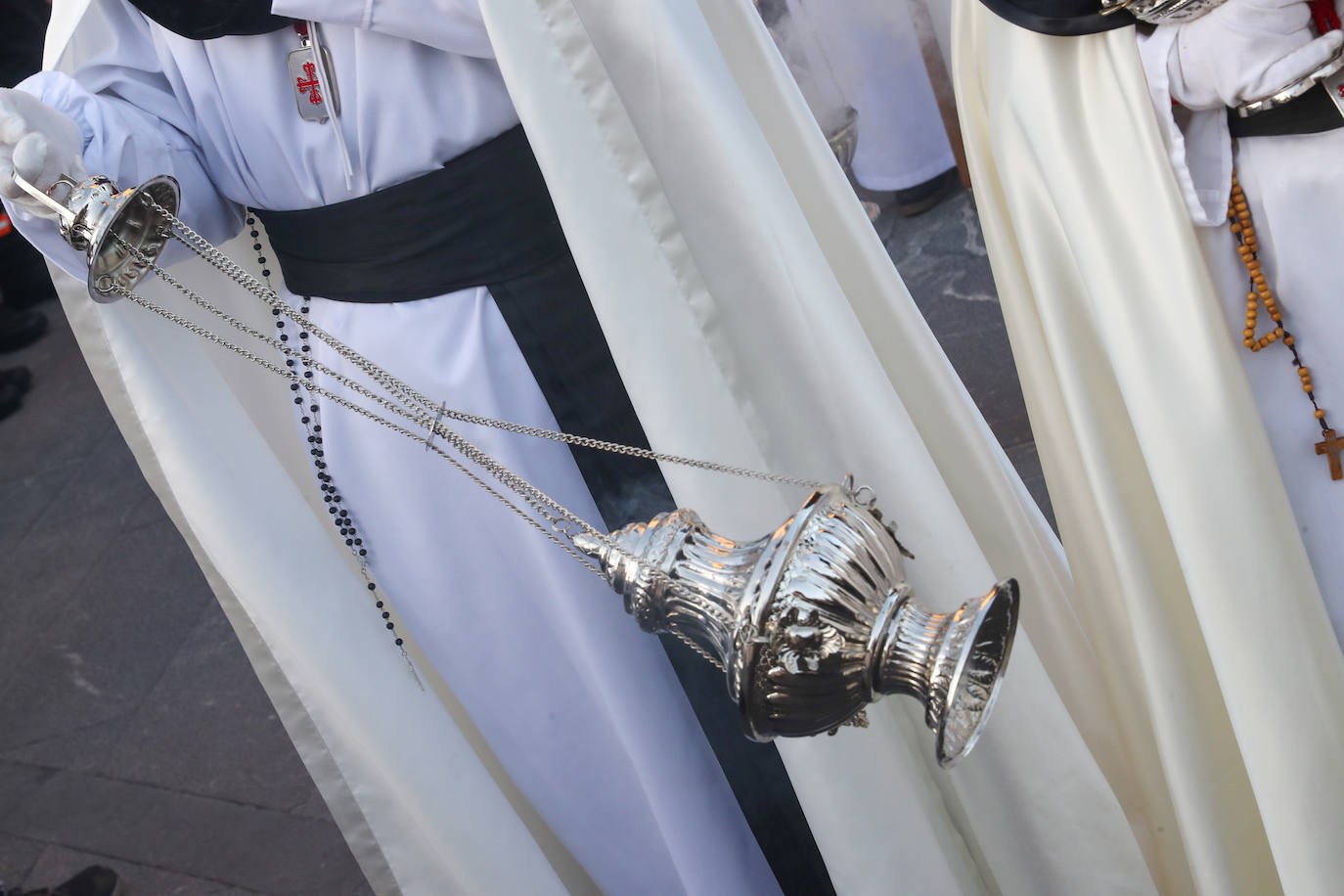 Los gastadores dan realce a un multitudinario Vía Crucis