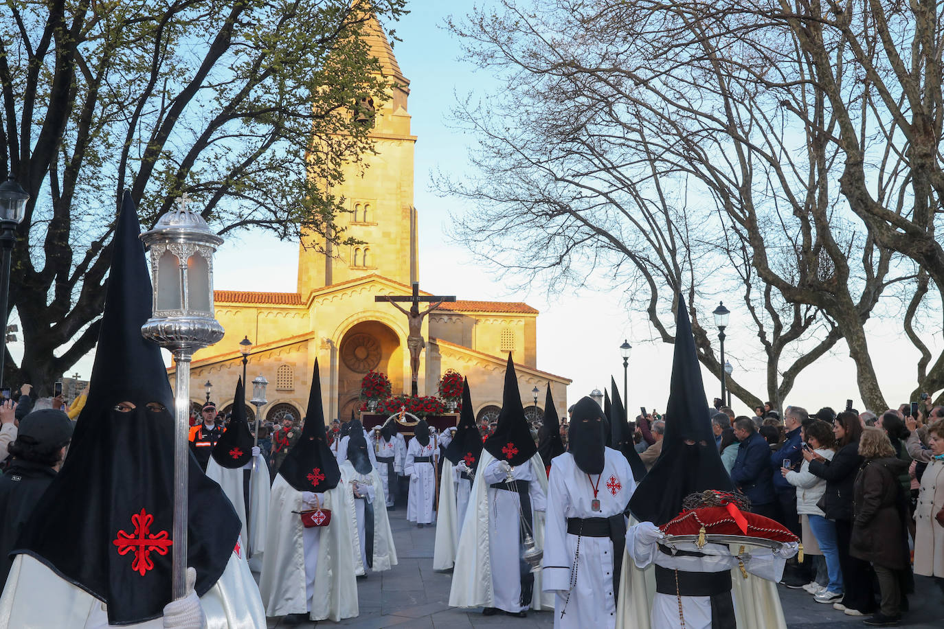 Los gastadores dan realce a un multitudinario Vía Crucis