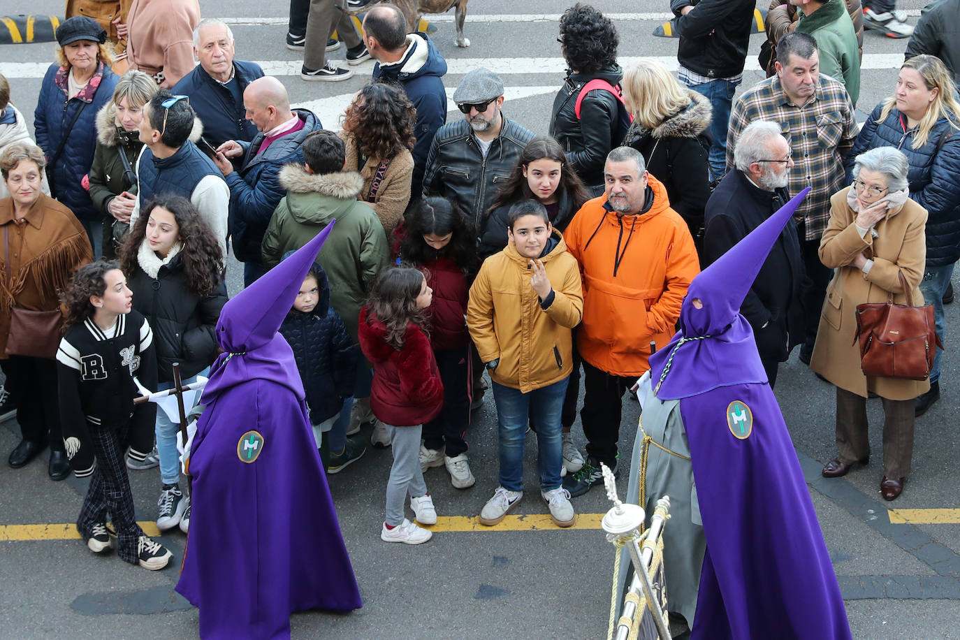 Los gastadores dan realce a un multitudinario Vía Crucis