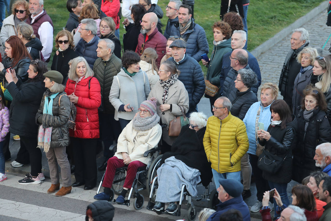 Los gastadores dan realce a un multitudinario Vía Crucis