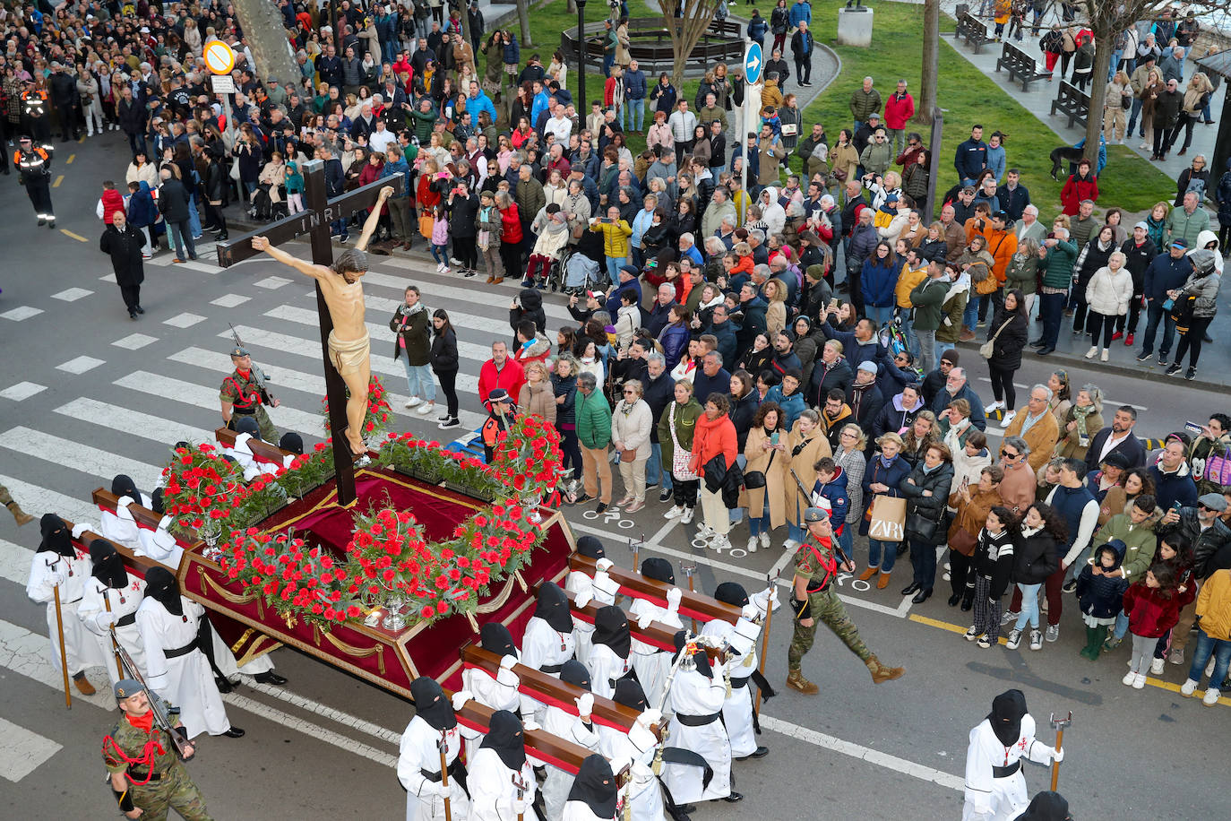 Los gastadores dan realce a un multitudinario Vía Crucis