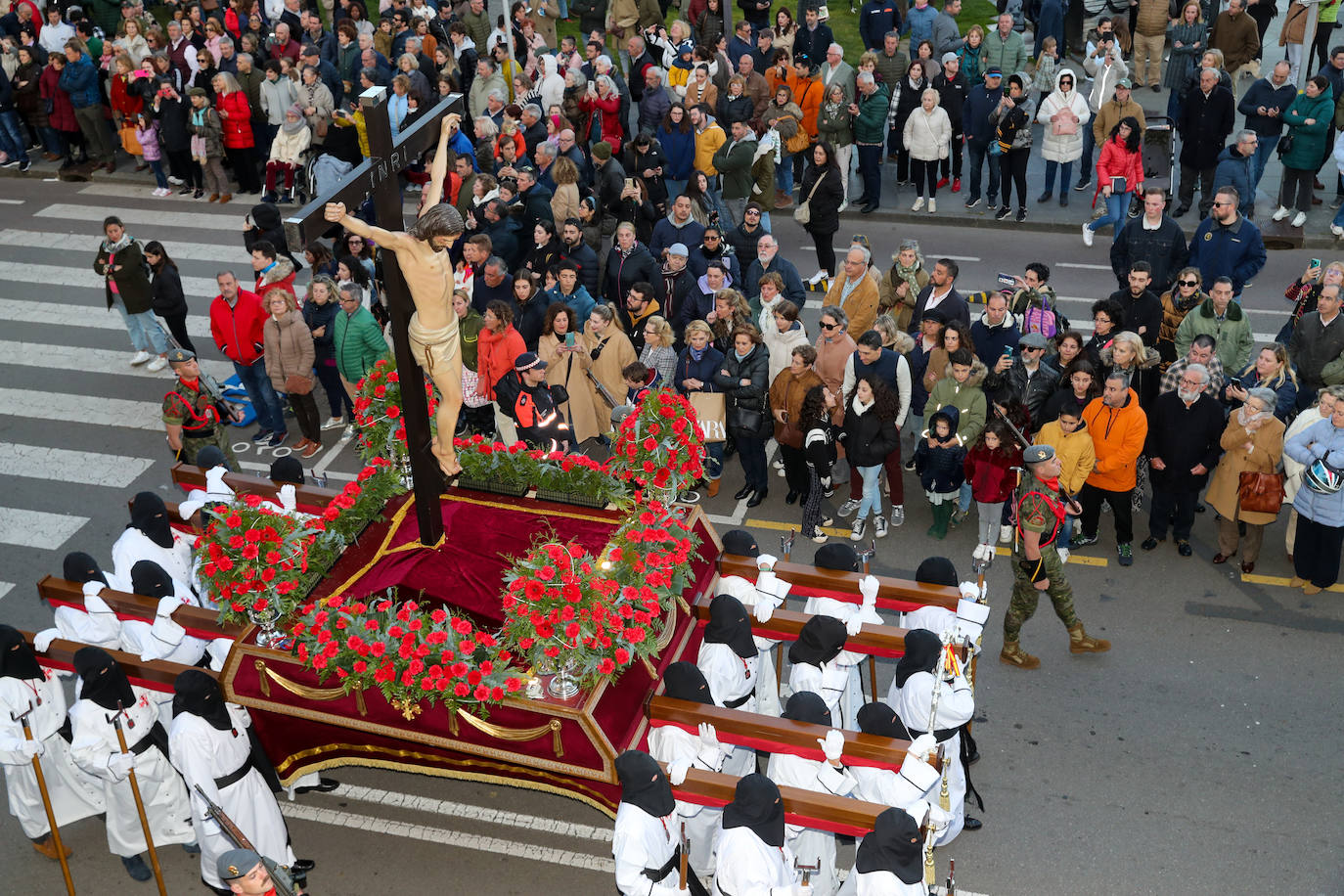 Los gastadores dan realce a un multitudinario Vía Crucis