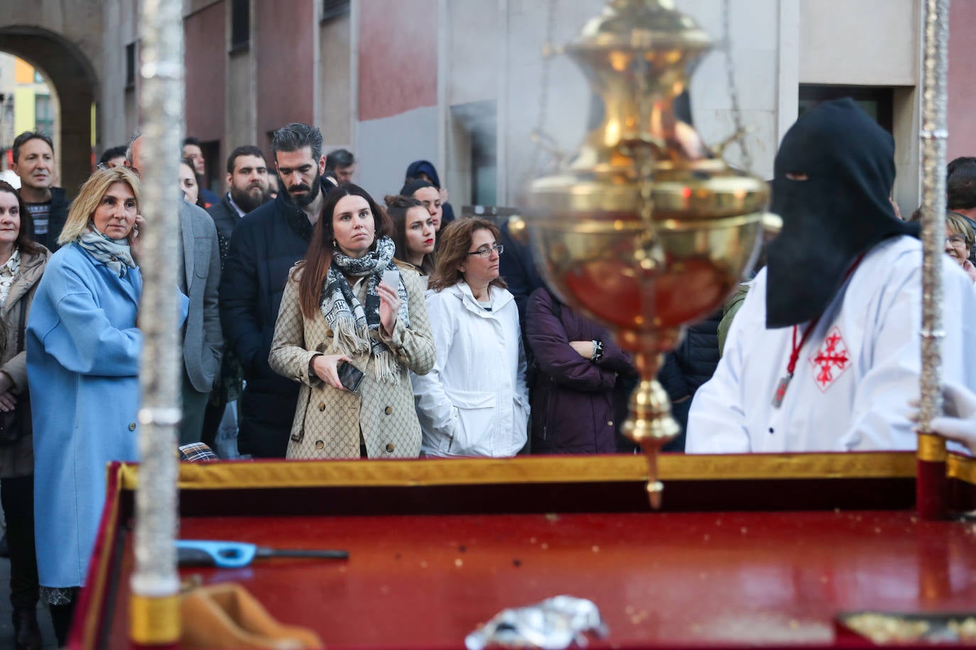 Los gastadores dan realce a un multitudinario Vía Crucis