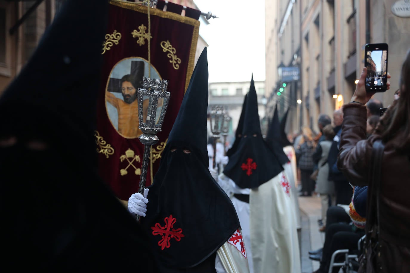 Los gastadores dan realce a un multitudinario Vía Crucis