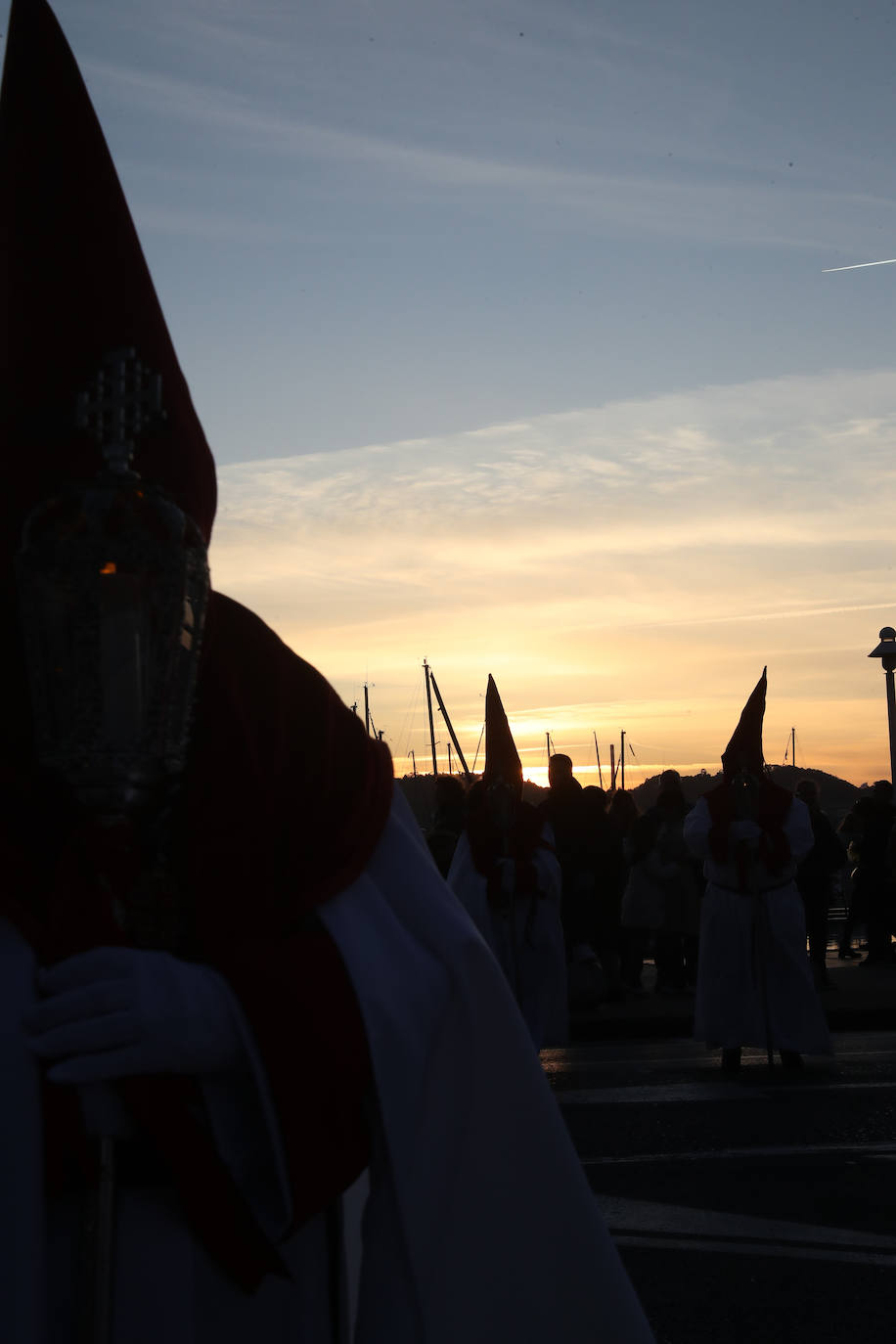 Los gastadores dan realce a un multitudinario Vía Crucis