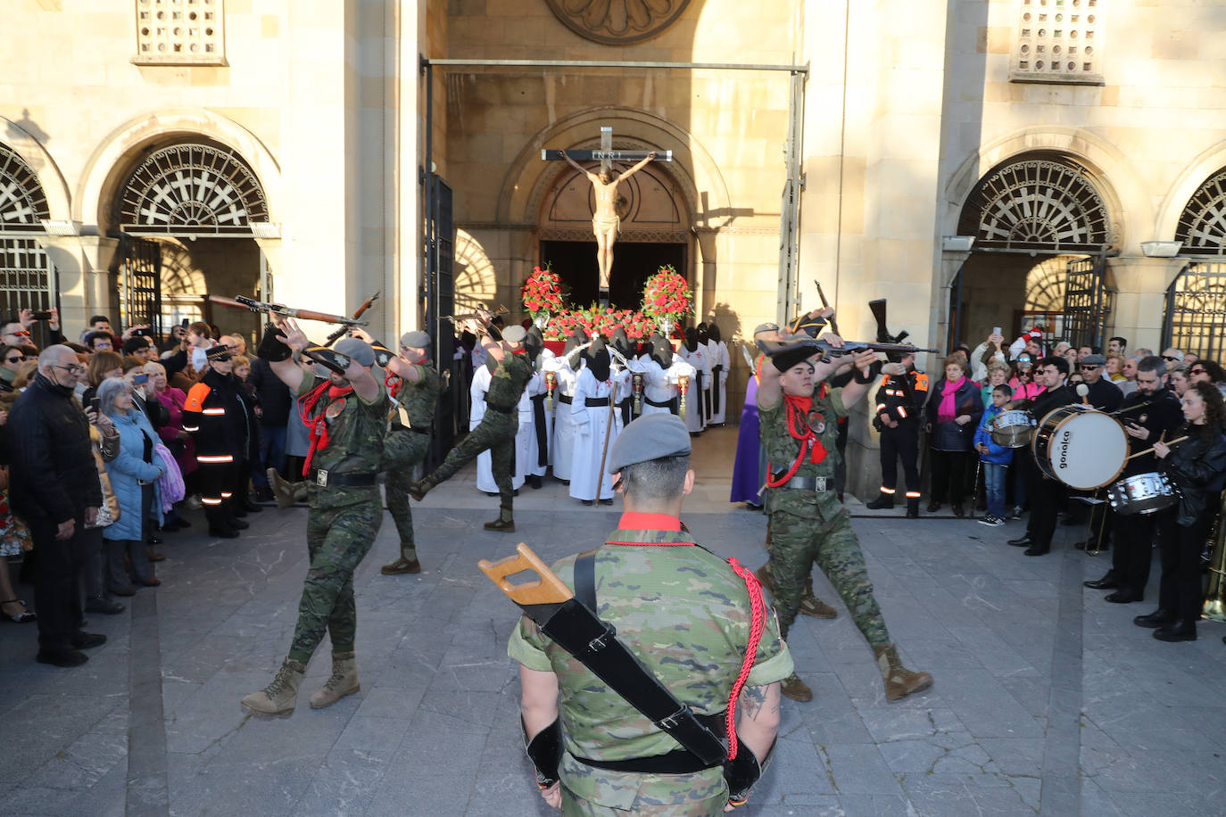 Los gastadores dan realce a un multitudinario Vía Crucis