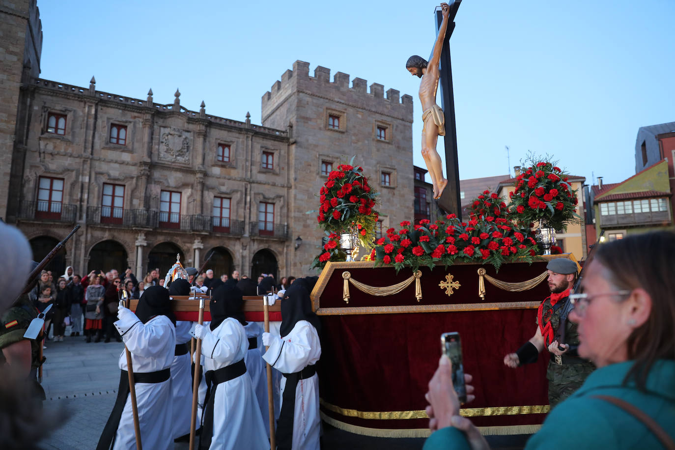 Los gastadores dan realce a un multitudinario Vía Crucis