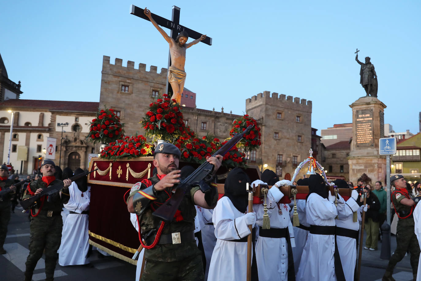 Los gastadores dan realce a un multitudinario Vía Crucis