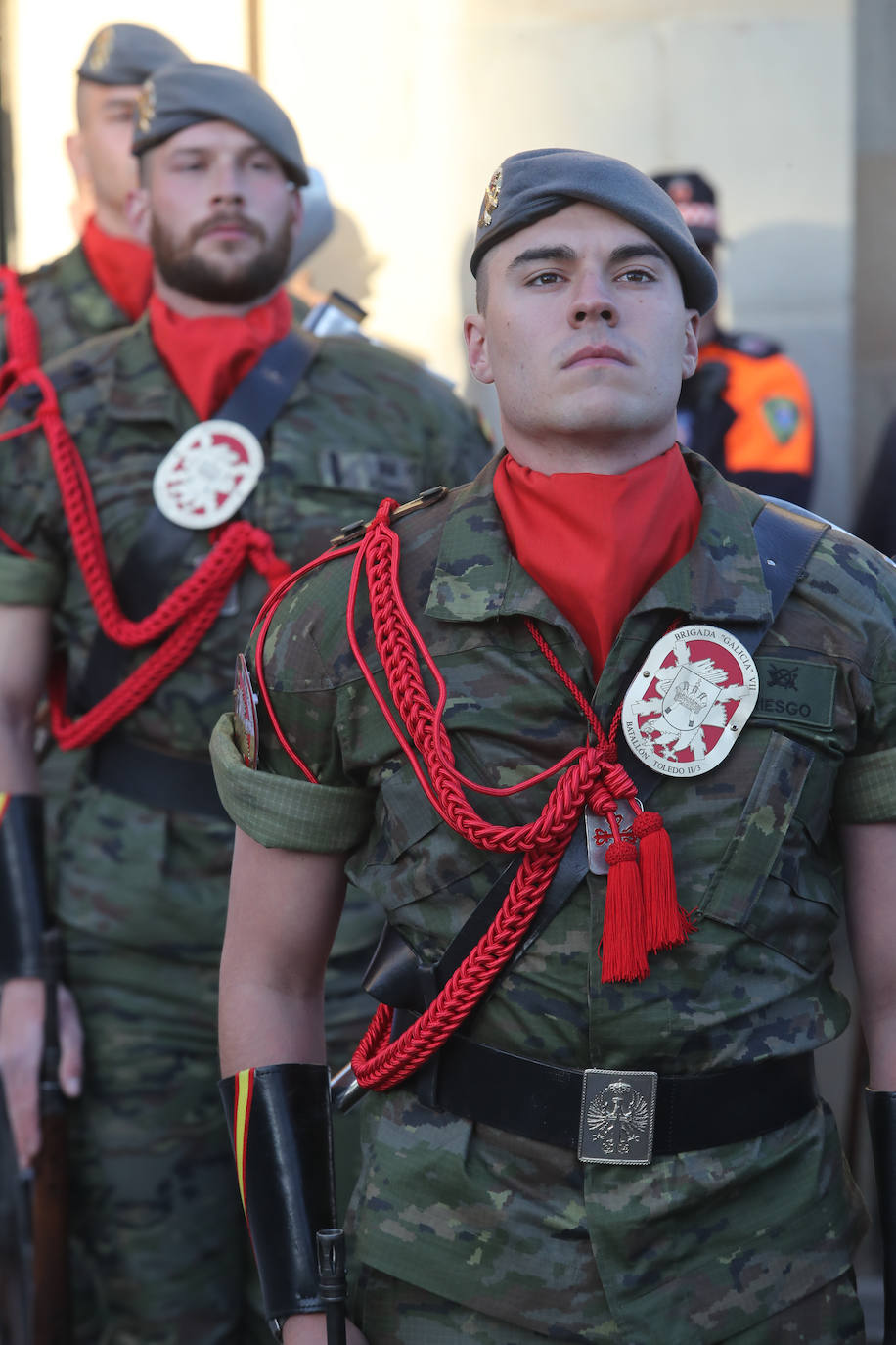 Los gastadores dan realce a un multitudinario Vía Crucis