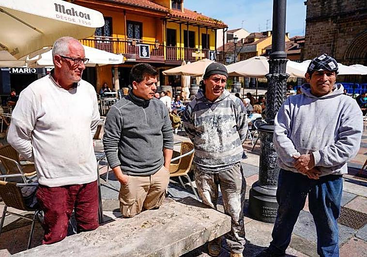 Los trabajadores que trataron de evitar que la mujer se tirase con su hija por la ventana.