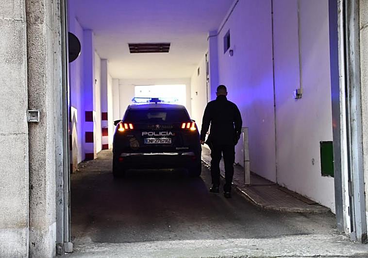 El padre de la menor entró en el juzgado de Avilés en coche policial tras su detención, pero quedó en libertad.