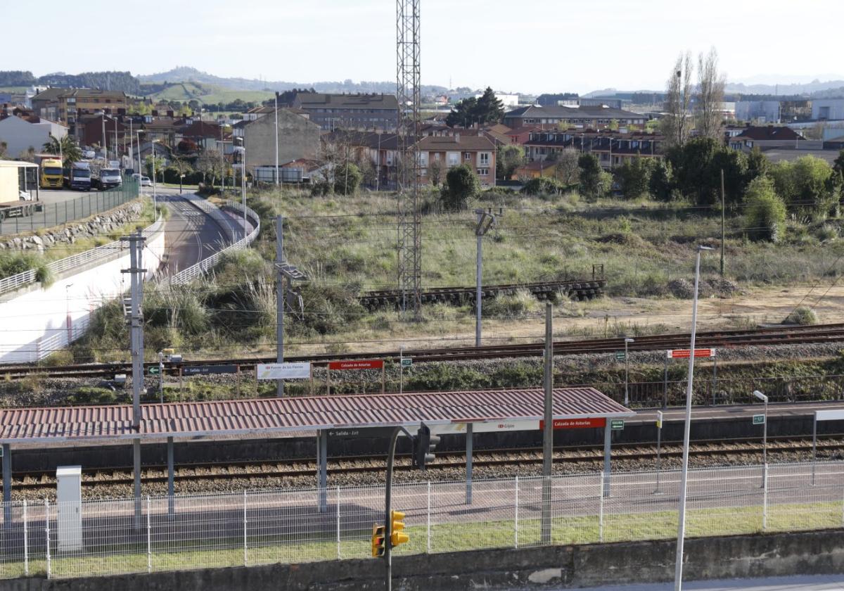 Terrenos junto a la estación de La Calzada en los que el plan de Movilidad prevé un aparcamiento disuasorio.